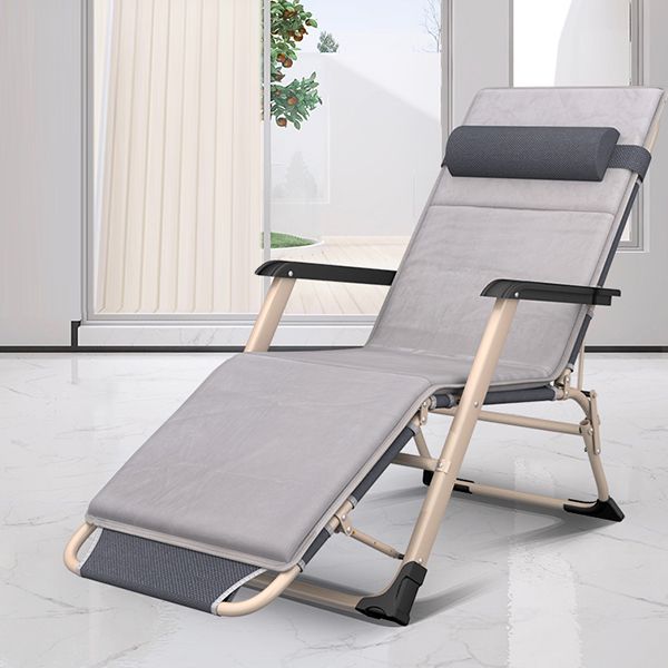 Hedendaagse grijze standaard ligstoel met metalen basis en zwarte armen