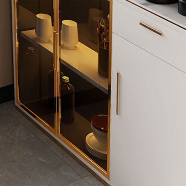 Tavolo di sideboard glam con cassetti in pietra e server da pranzo in legno