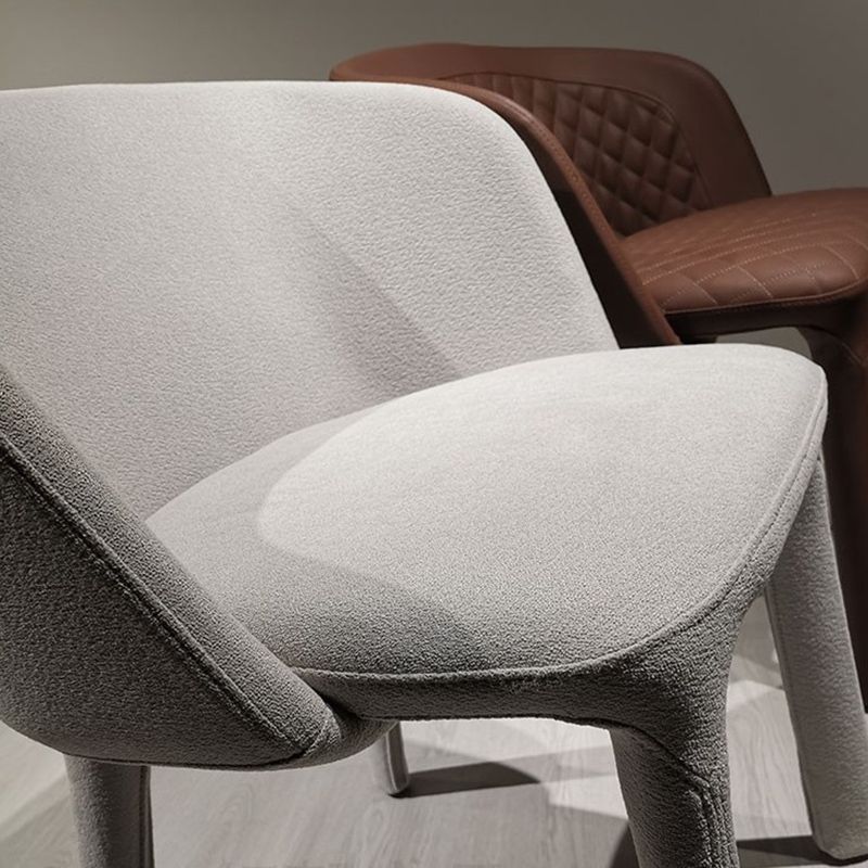 現代のパーソンズの椅子は、金属製の脚のある布張りのダイニングチェア