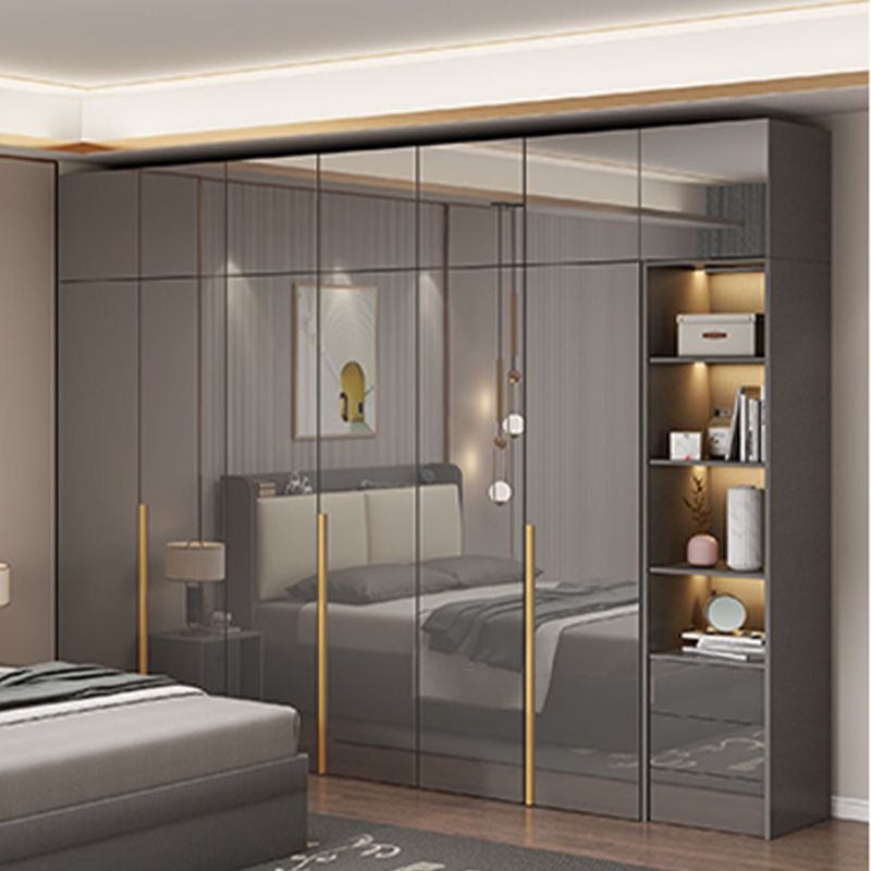 Witte verflicht luxe houten garderobe met planken en schuifdeur