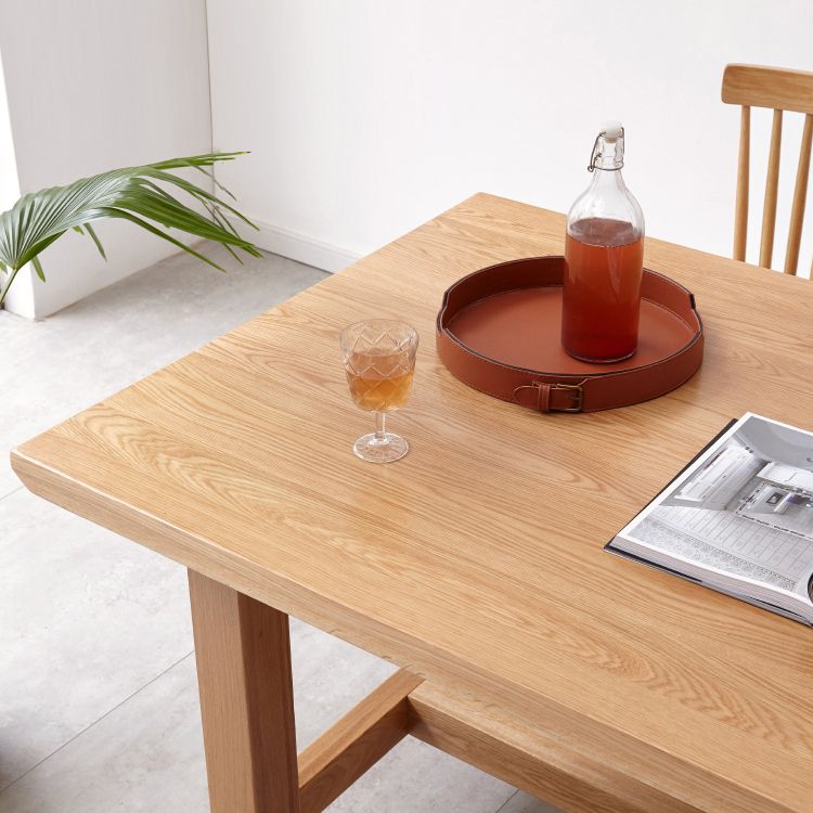 Mesa de comedor rectangular de madera maciza de color natural con base de caballete