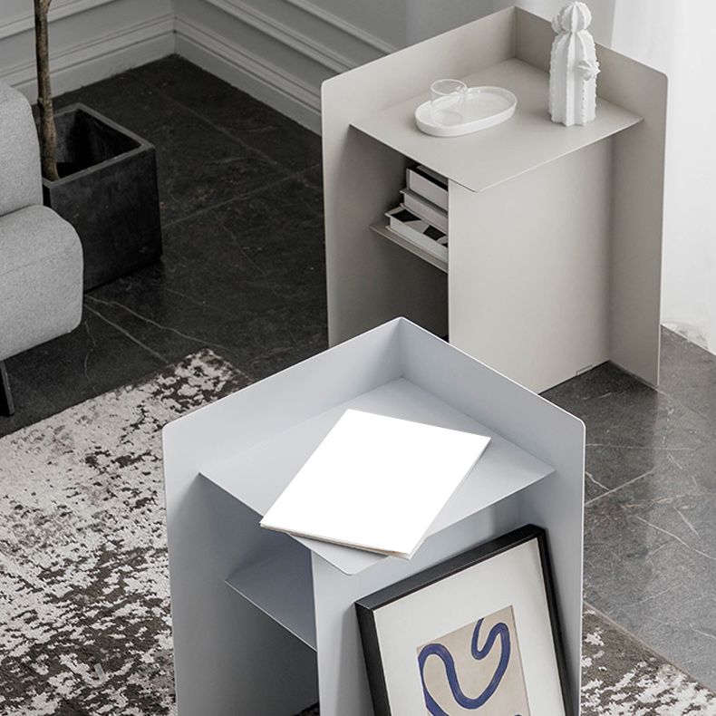 Table de bout abstraite de métal table de coin du milieu du siècle avec étagère