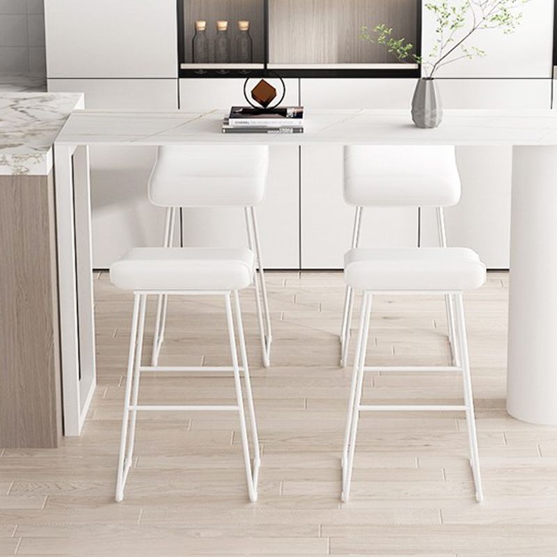 Gambe metalliche contemporanee in pelle da bar con cuscino