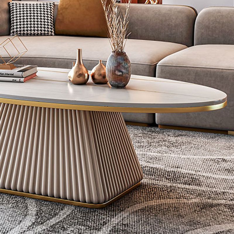Glamouröser Couchtisch mit ovalem Sockel und Cocktailtisch