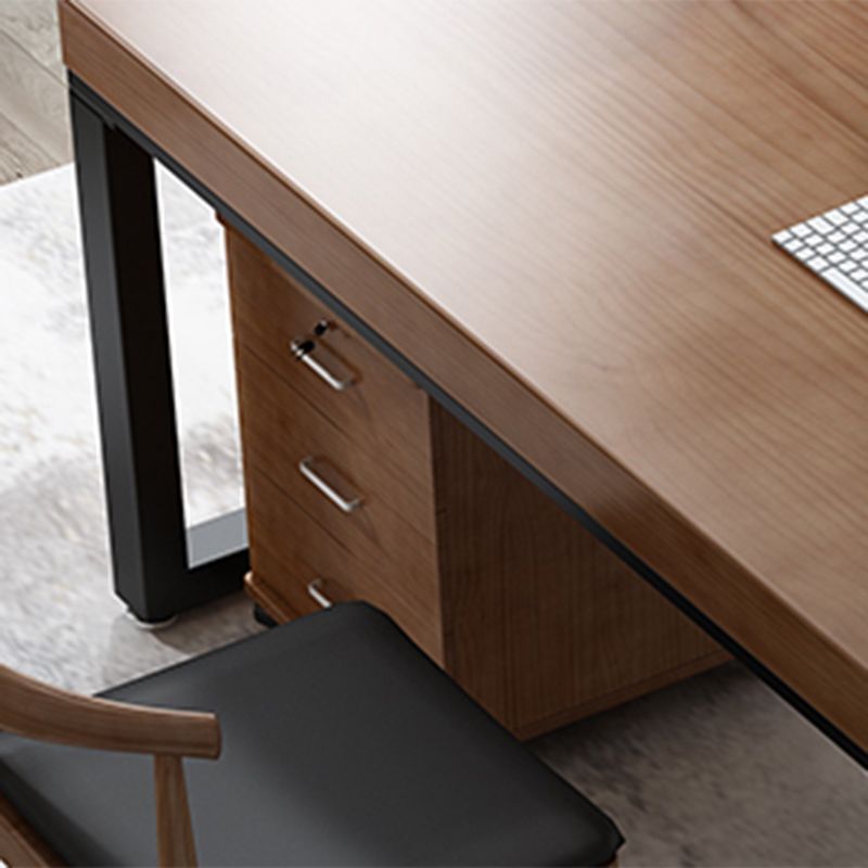 コンテンポラリースタイルの木製オフィスデスクブラウンの長方形の形状タスクデスク