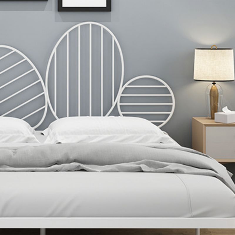 Letto a frame aperto di ferro con testiera e gambe in metallo letto glam 43.3 "h