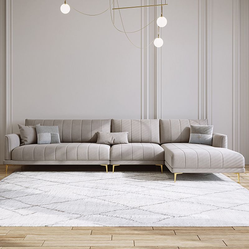 Sofá y chaise nórdico en sofá de brazo cuadrado gris con almohadas de refuerzo