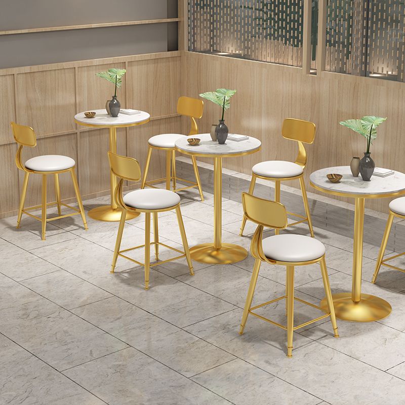 Mesa de pub de mármol sintético, mesa de bar de cócteles en blanco glamuroso con pedestal de metal