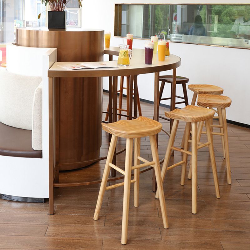 Tabouret de bar contemporain en bois massif avec siège profilé sans dossier et repose-pieds