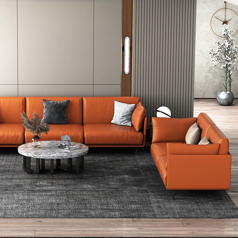 Divano con divano arancione in finta pelle cuscino con gambe metalliche