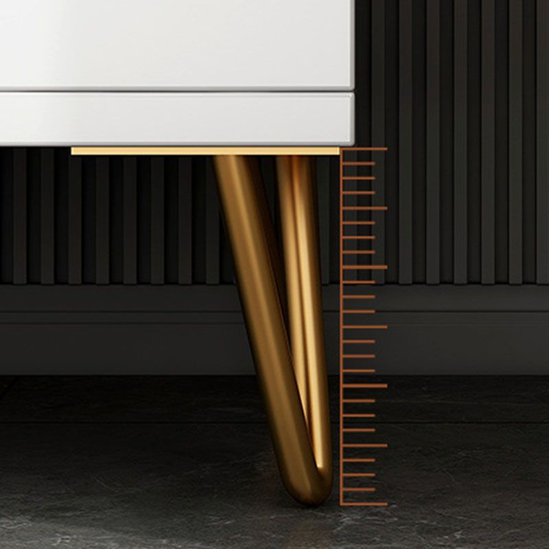 Eigentijdse borst horizontale witte hout opbergkist met metalen voeten