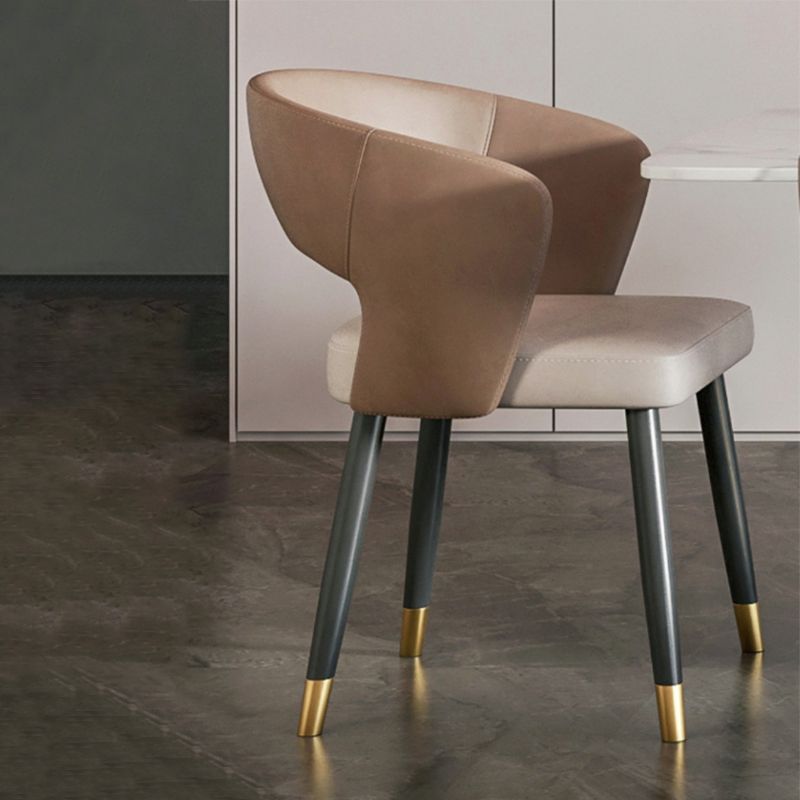 モダンなアームチェアフェイクレザー屋内のダイニングルームチェア