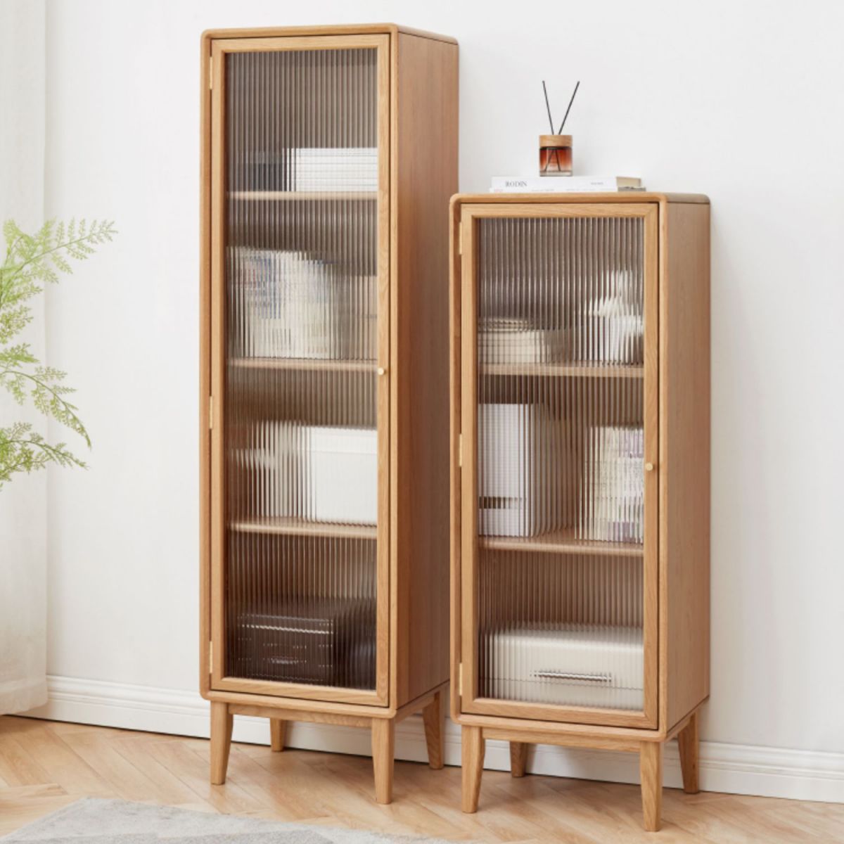 1 porte pas armoire accentuée en verre pénétré pour le salon