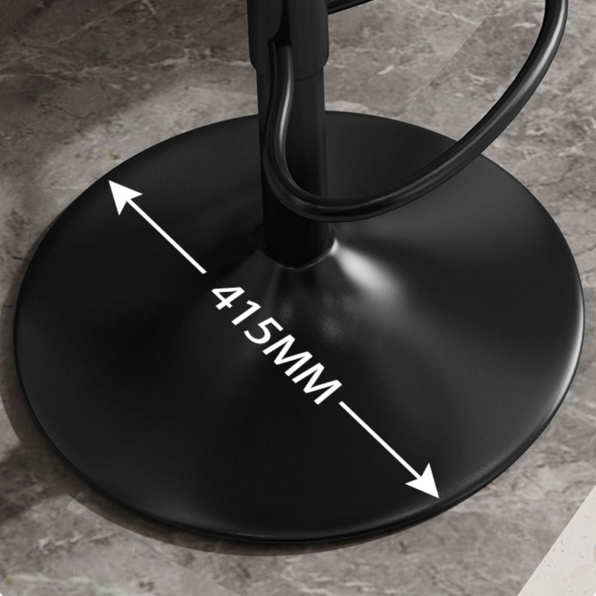 スカンジナビアのメタルバースツールローバックフェイクレザークッションスツールとフットレスト