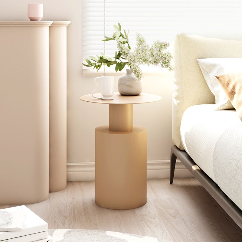 Tavolino rotondo moderno di metà secolo da 15,75 pollici.