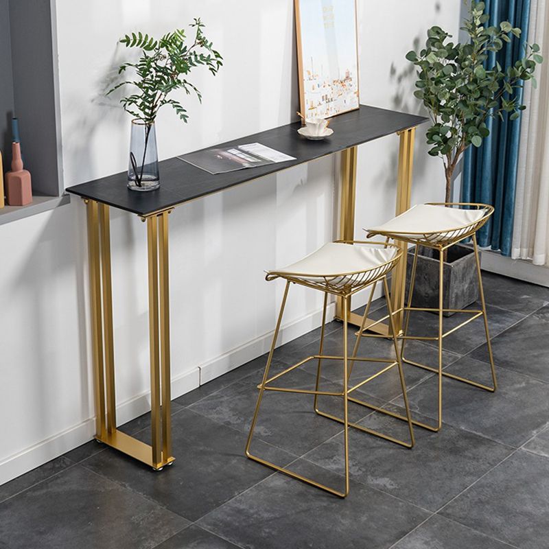 Table de bar industrielle à hauteur de bar avec plateau en pierre et base dorée