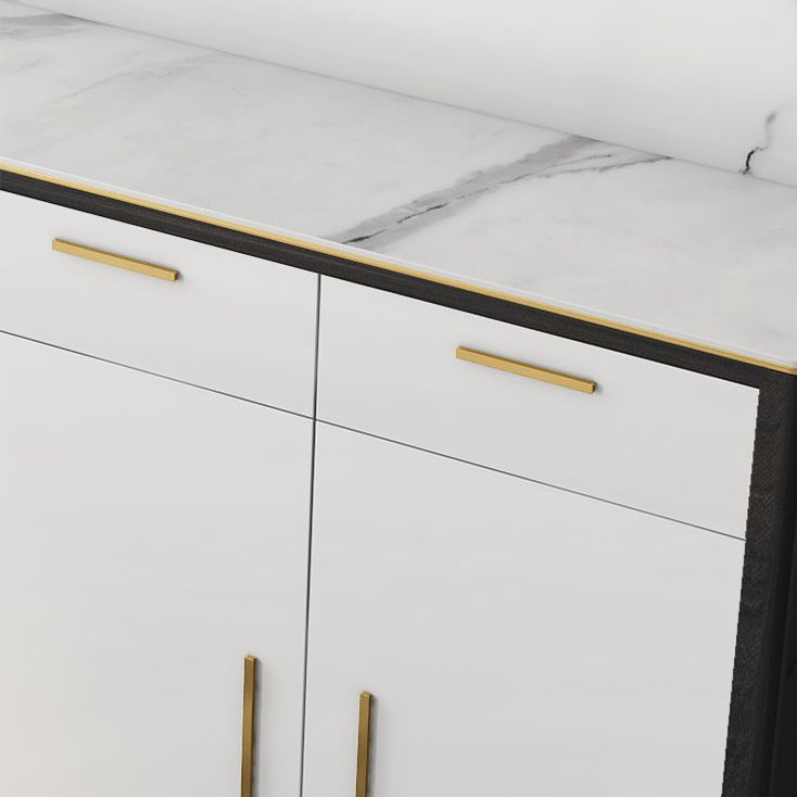 Tavolo di sideboard glam con cassetti in pietra e server da pranzo in legno