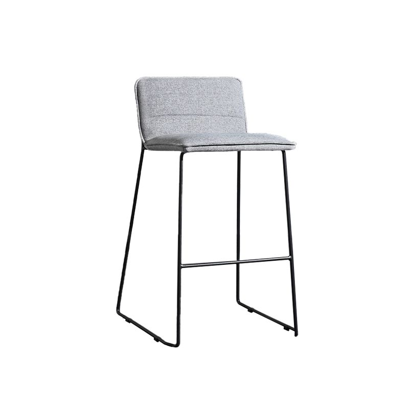 Hedendaagse gestoffeerde armloze barkruk met zwarte metalen basis