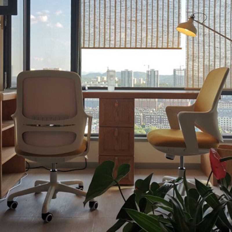 固定されたアームズデスクチェアモダンな調整可能なシート高さホイール付き人間工学に基づいたスイベルチェア