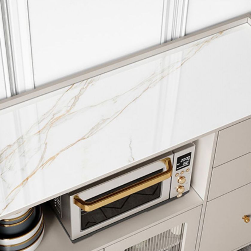 Credenza a scaffalatura regolabile in legno ingegnerizzato glam con top in pietra per soggiorno