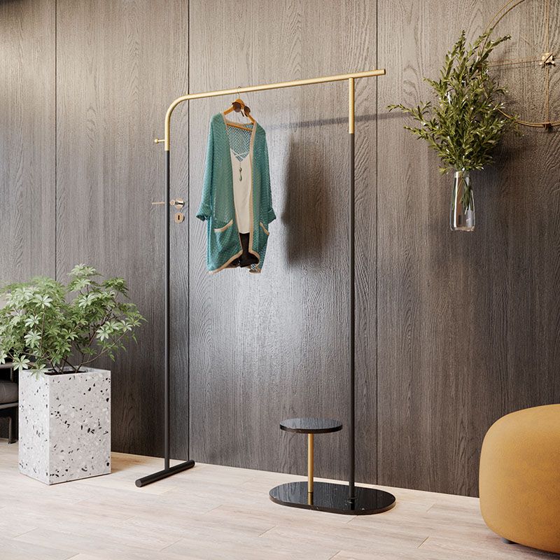 Lujosa rejilla de pelaje de capa de pie de pie de metal con fondo de mármol