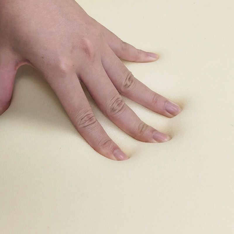 Braccio inclinata contemporaneo divano di divano curvo in tessuto posteriore stretto