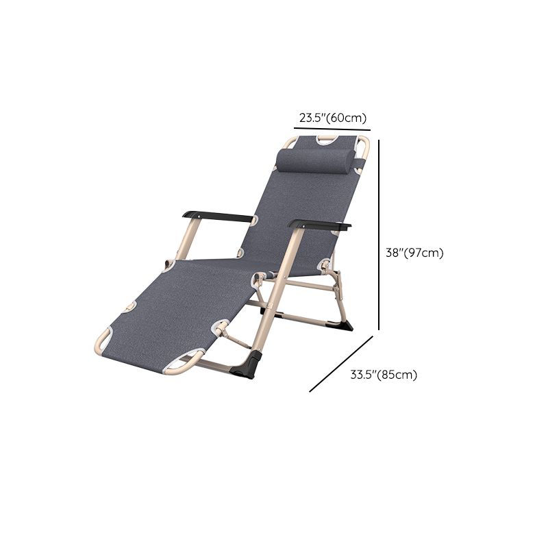 Hedendaagse grijze standaard ligstoel met metalen basis en zwarte armen