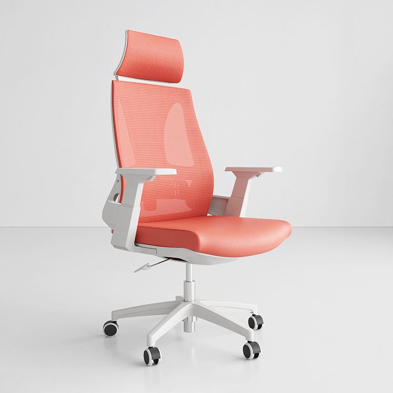 Sedia da scrivania a rete contemporanea.