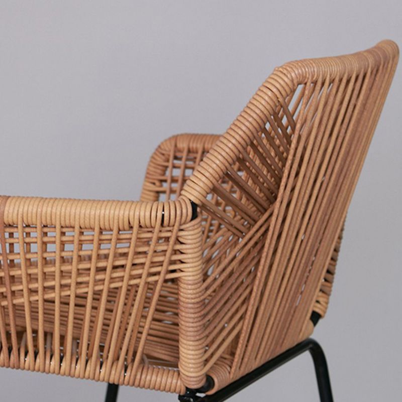 スカンジナビアのプラスチックラタンバースツールアーム付きバケツスツールの金属脚