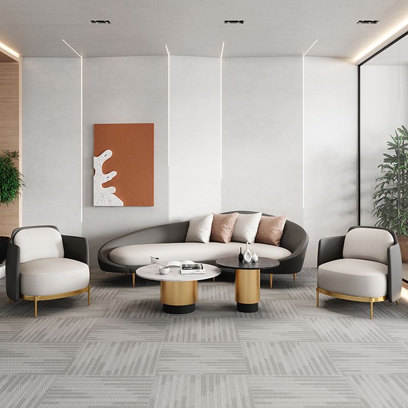 Hedendaagse faux leer gebogen bank met een slopende arm voor woonkamer