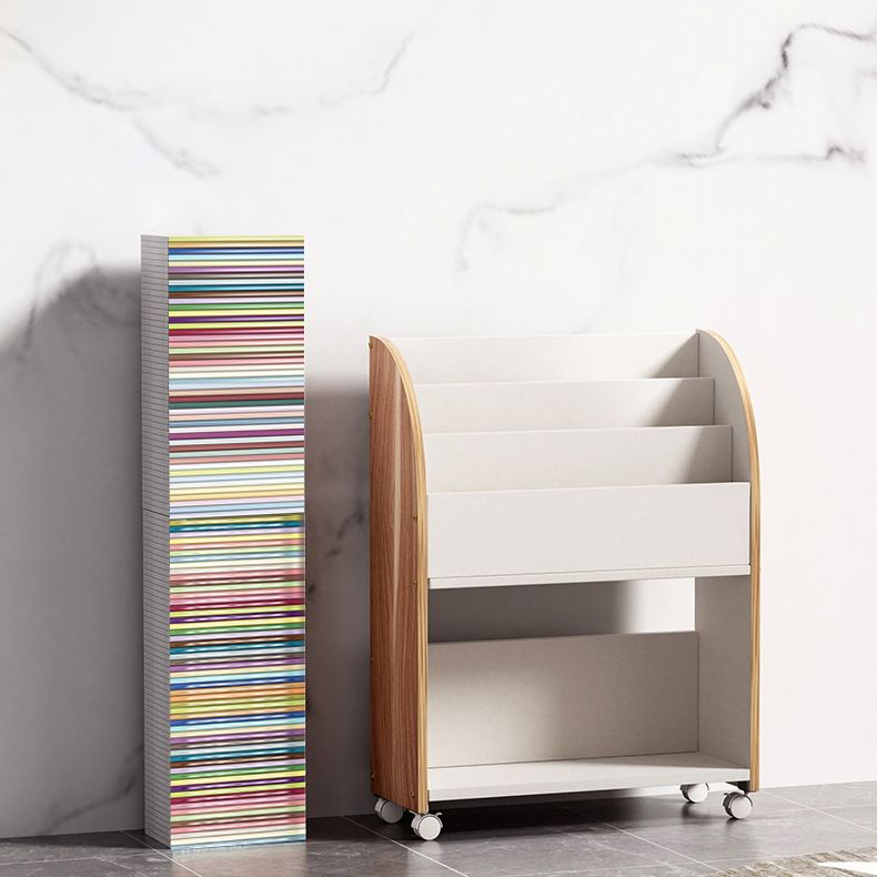 Libreria in legno fabbricata a scala moderna con ruote di caster