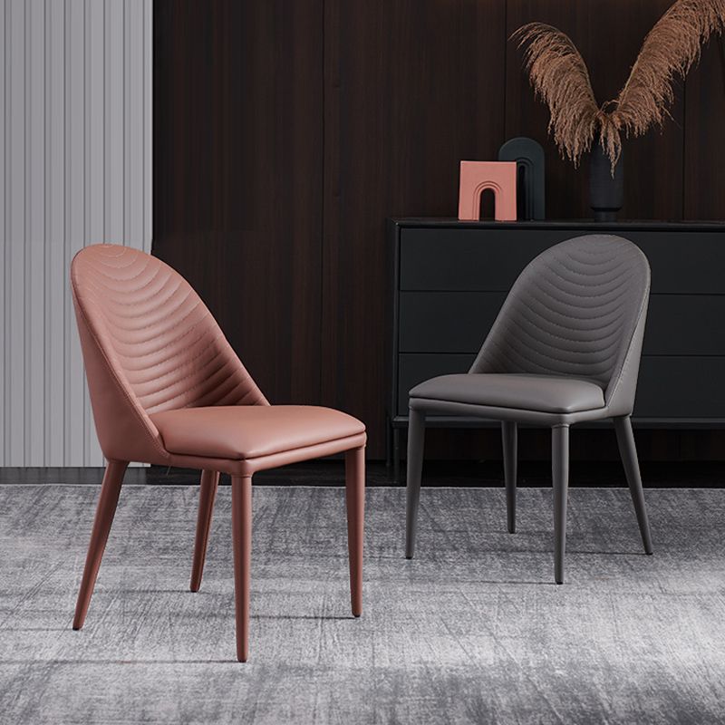キッチン用の金属製の脚とモダンなスタイルのアームレスサイドチェアフェイクレザーチェア