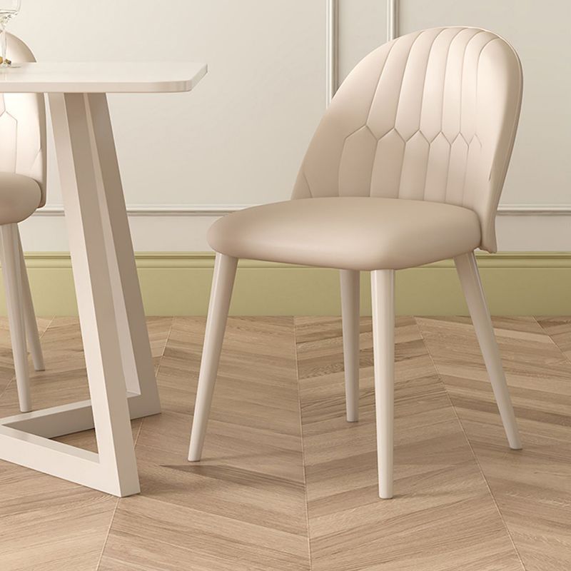 白い椅子付きの現代の焼結のトップメタルベースダイニングテーブル