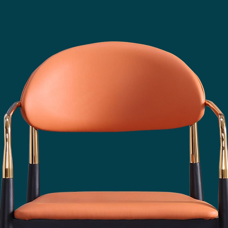 Sedia a braccio glam in pelle sedia da pranzo a base di metallo per sala da pranzo