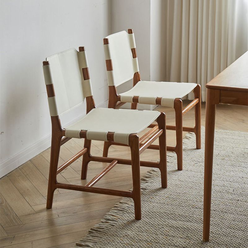 Sedie da pranzo in legno massiccio e in legno finto contemporaneo