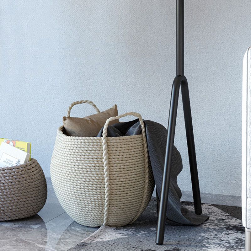 Approfondito industriale in stile minimalista per cappotto metallizzato