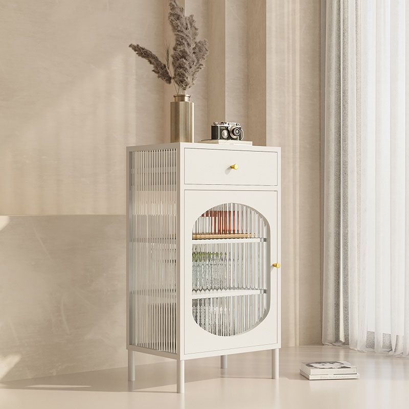 Serveur de restauration intérieure moderne avec portes en verre.