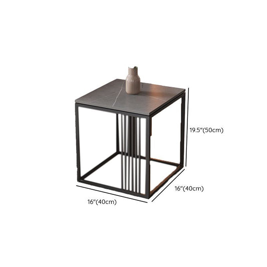 No hay una gran mesa de café singular en la mesa de café con marco de pizarra gris moderna