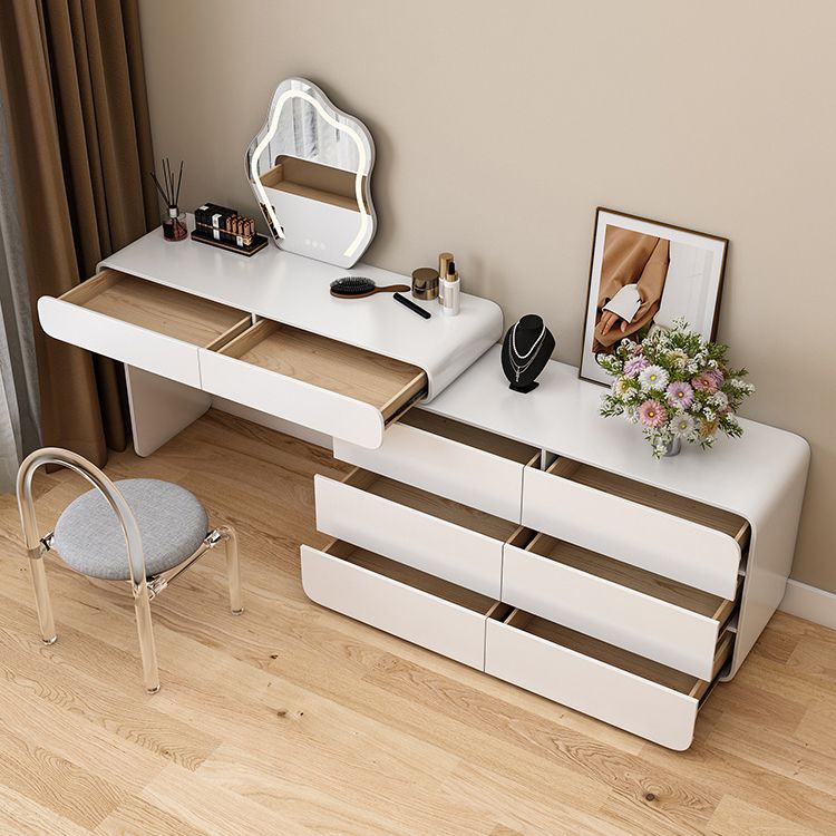 Eigentijdse heldere witte slaapkamer houten verlichte spiegel make-up ijdelheid