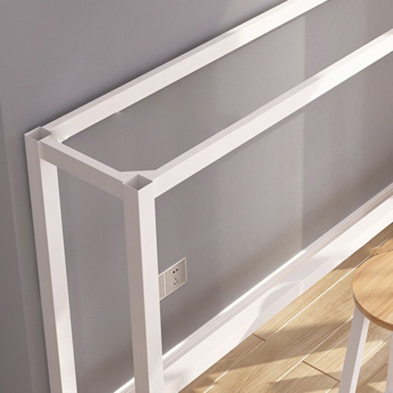 Tavolo da bar per finiture opache finte in finto legno.