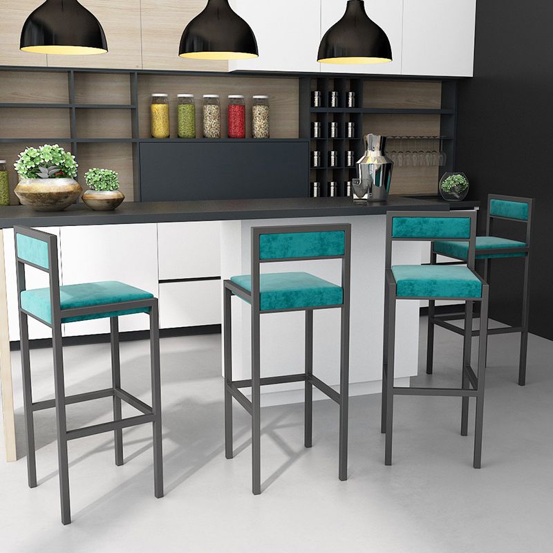 Moderno sgabello da pranzo in ferro posteriore senza braccio sgabello da bar con cuscino di velluto