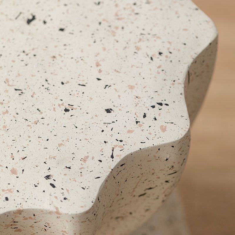 Zeitgenössischer geometrischer Akzent Seitentisch Marmor Gold Endtisch