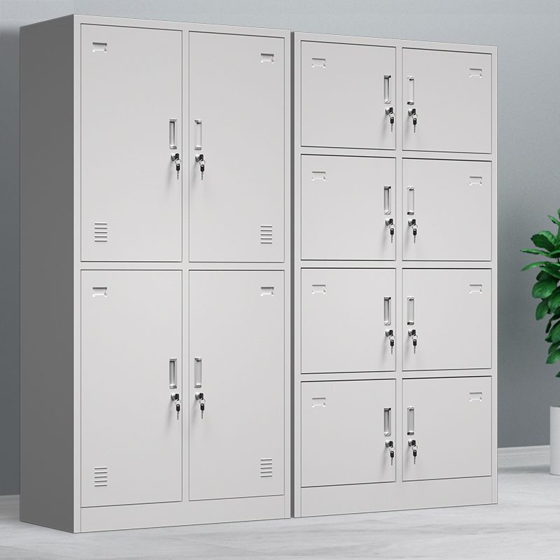 Grijze metalen kast voor badkamer moderne opbergkast met scharnierende deur