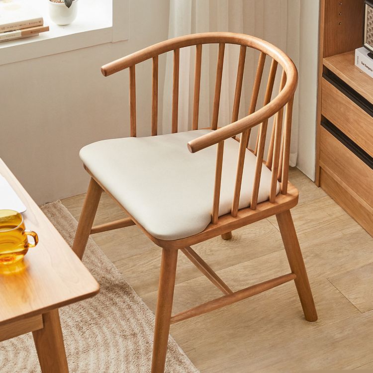 Eigentijdse huis eetstoel vaste houten lat achter eetstoel