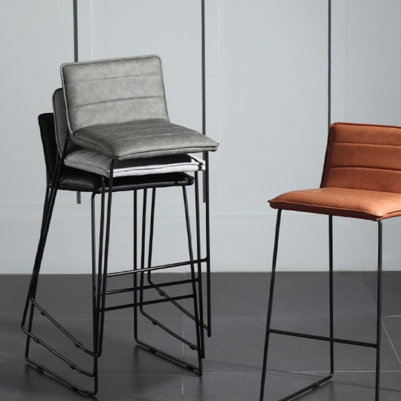 Sgabelli da bar sul retro imbottito senza braccio contemporaneo con base metallica