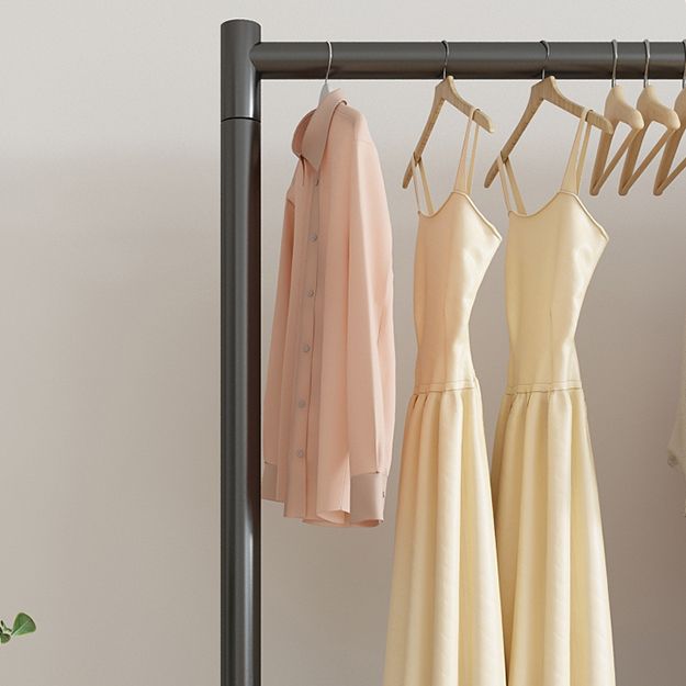 Armadiet in acciaio inossidabile a armadio aperto in stile contemporaneo con asta di abbigliamento