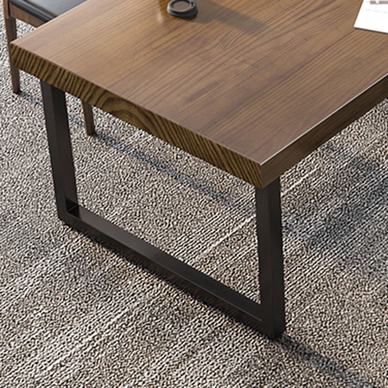 Bureau de bureau en bois massif Base d'écriture rectangulaire avec des jambes en fer