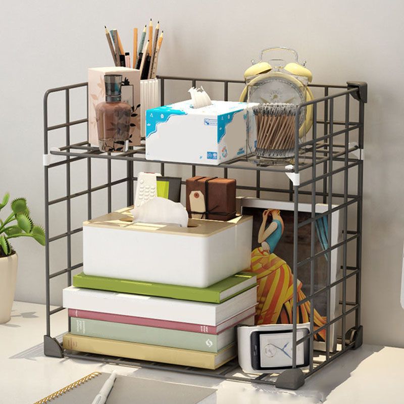 Libreria di scaffali di metallo contemporanea chiusa.