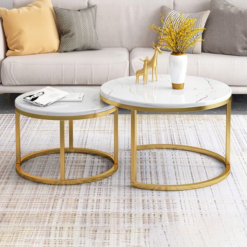 Ensemble de table basse gigogne avec plateau en marbre Glam, plateau rond et base en fer
