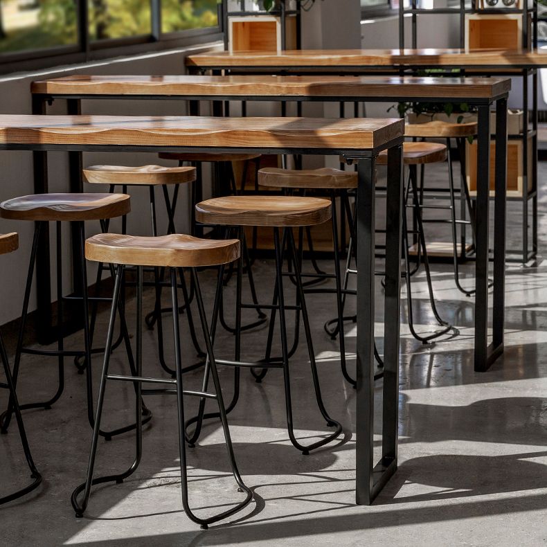 Moderner Pub-Tisch in Barhöhe mit Massivholzplatte für die Terrasse